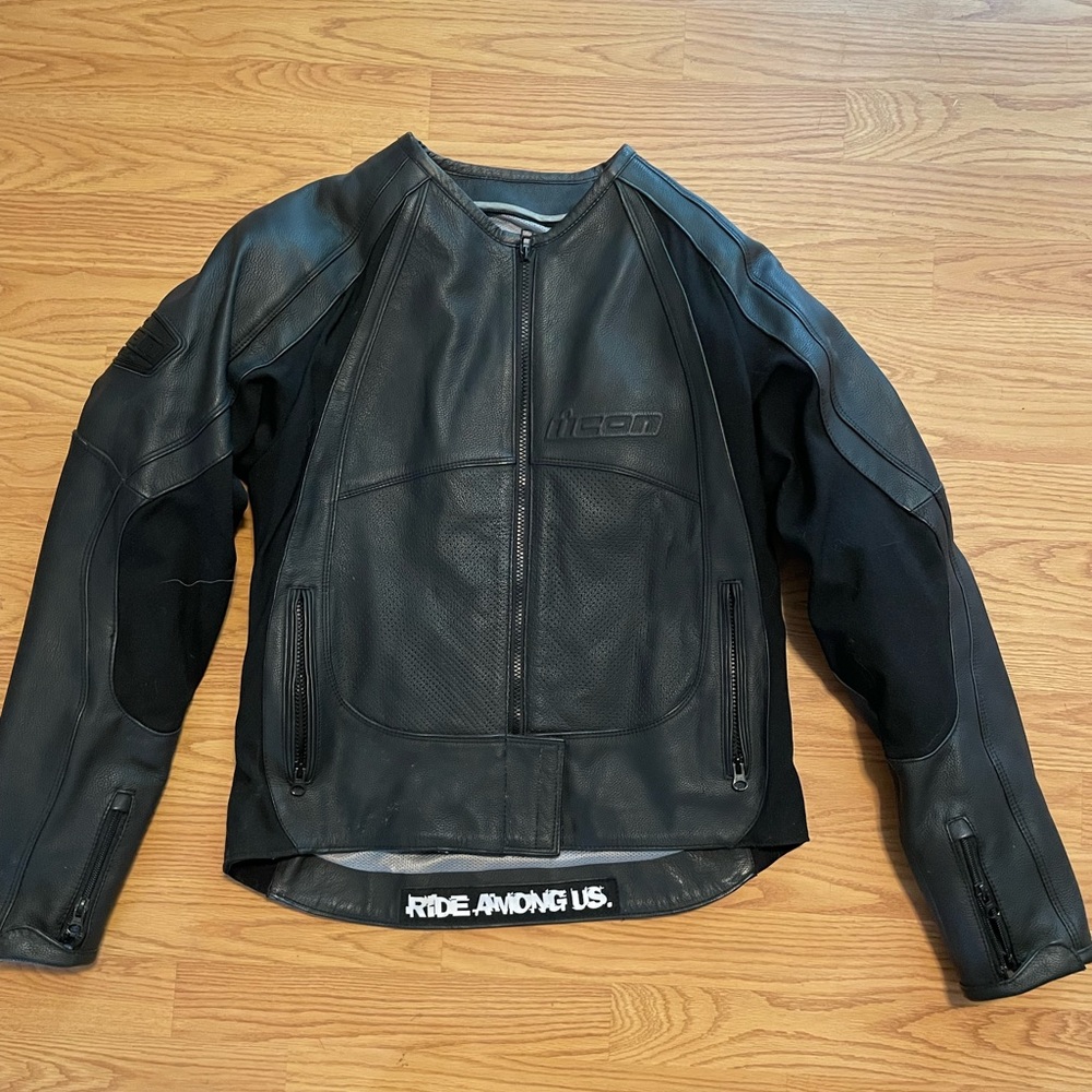 Womens size large Icon merc stealth jacket.